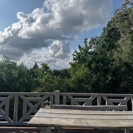 Z Wlasnym Stawem Nad Jeziorem Apartamento