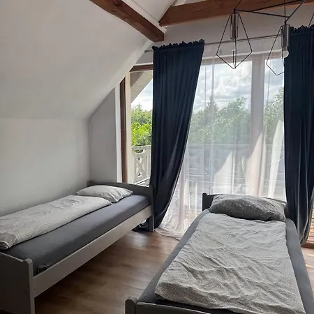 Z Wlasnym Stawem Nad Jeziorem Рын